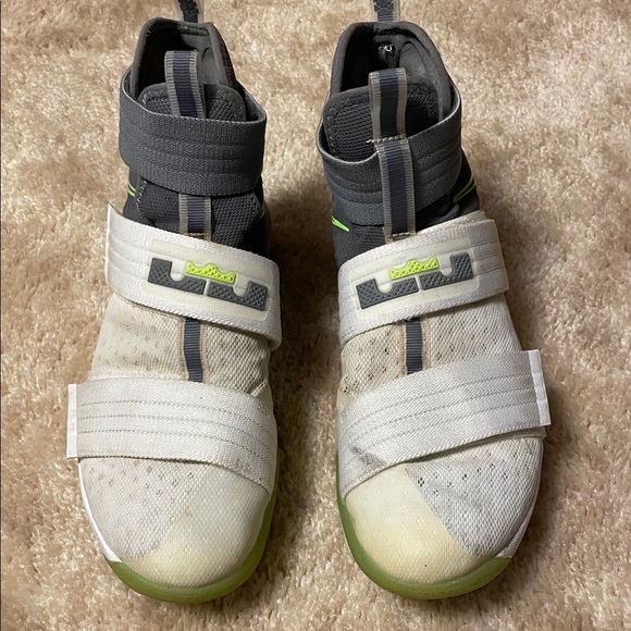 Nike White and Gray Sneakers with Green Highlights - Picture 4 of 9